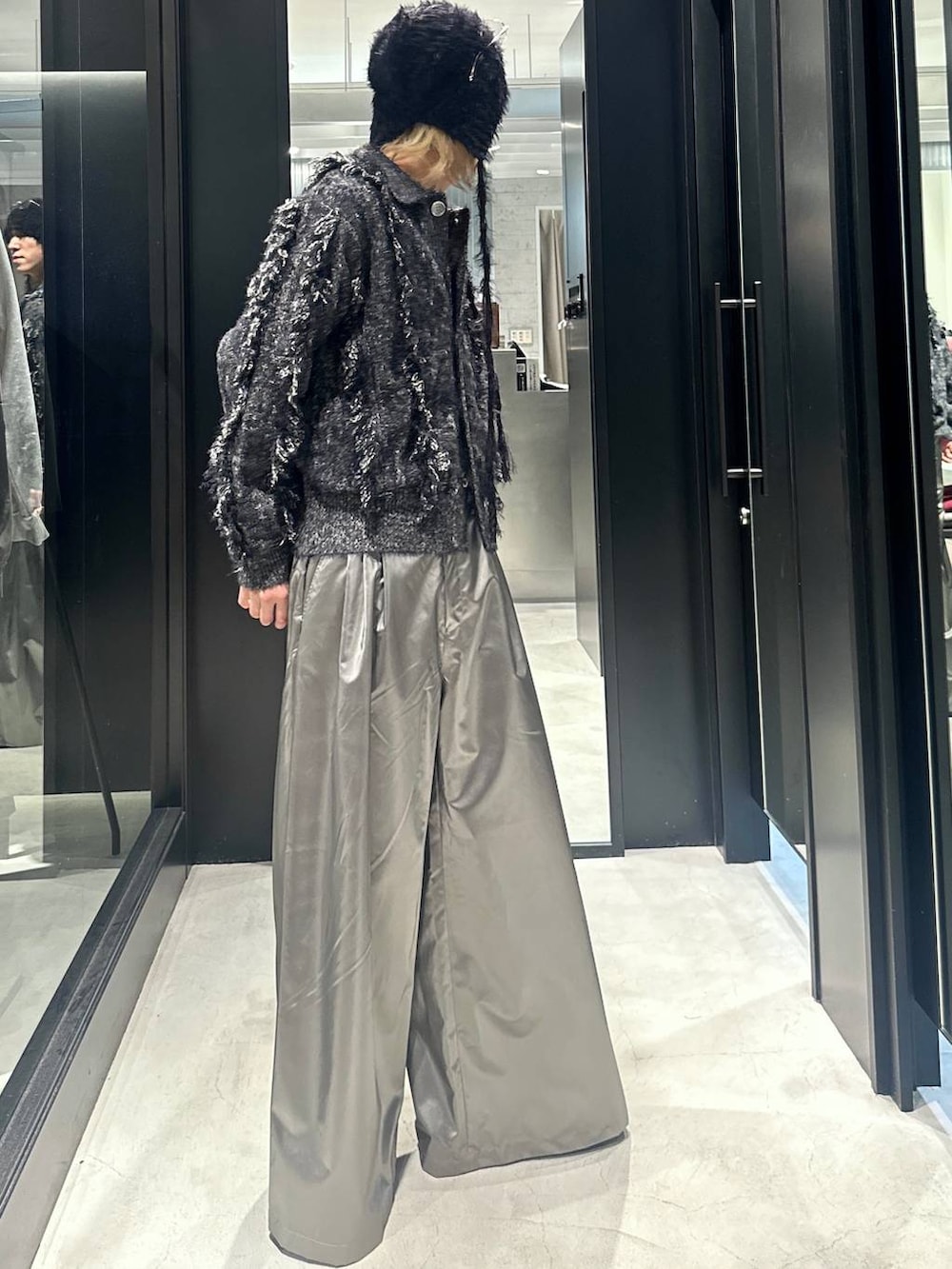 シルバー系のスラックス、ブラック系のブルゾン、ブラック系のドレスシューズを着用したメンズの秋コーディネートの2枚目の写真