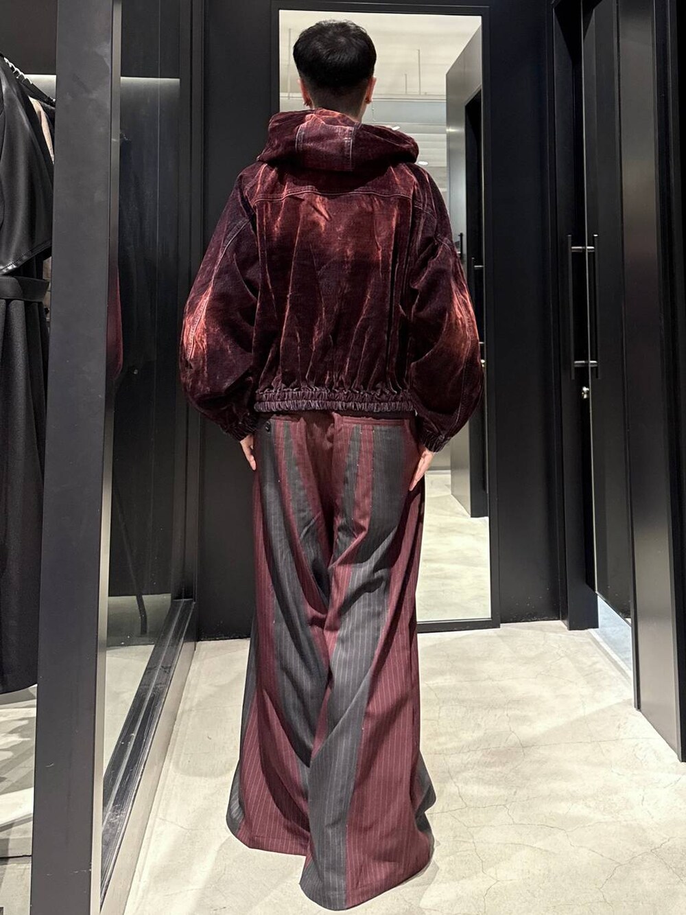 ブラック系のTシャツ/カットソー、ブラック系のドレスシューズ、レッド系のブルゾンを着用したメンズの秋コーディネートの3枚目の写真