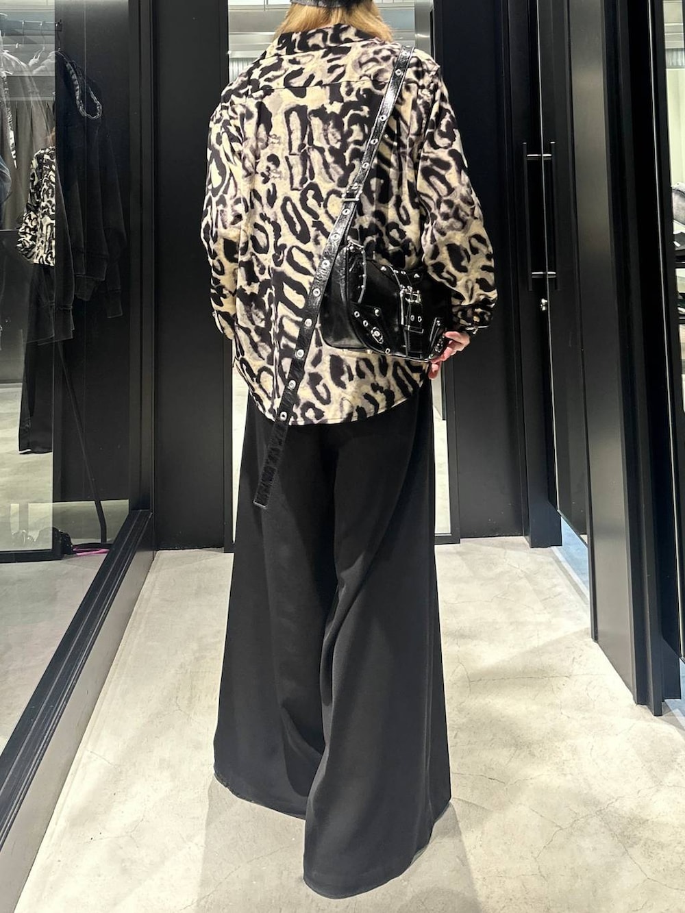 ブラック系のスラックス、ブラック系のショルダーバッグ、その他のシャツ/ブラウスを着用したメンズの秋コーディネートの3枚目の写真