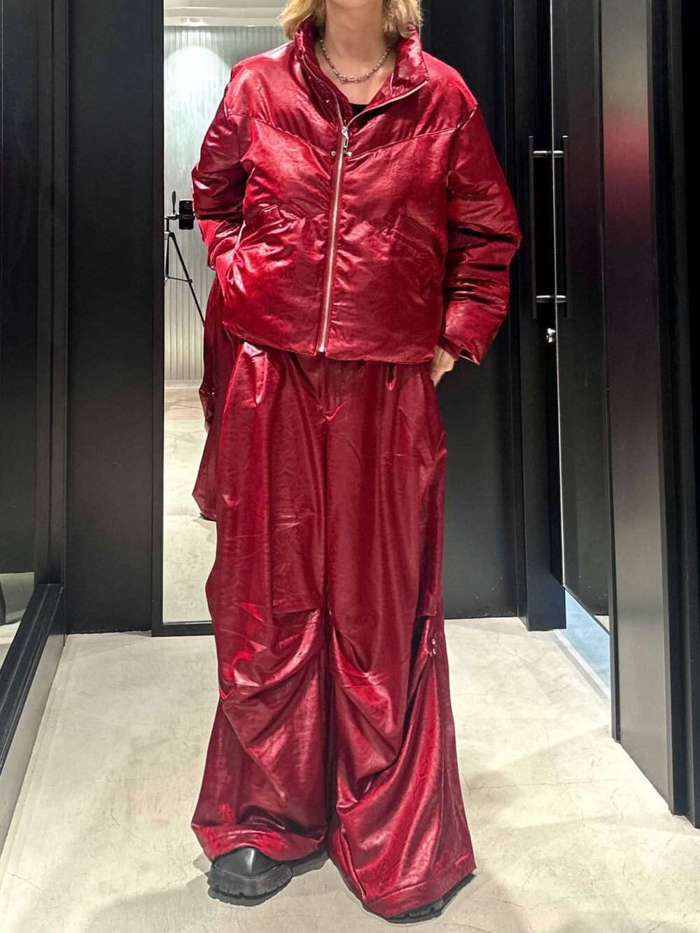 レッド系のブルゾン、レッド系のその他パンツ、ブラック系のキャップを着用したメンズの秋コーディネートの2枚目の写真