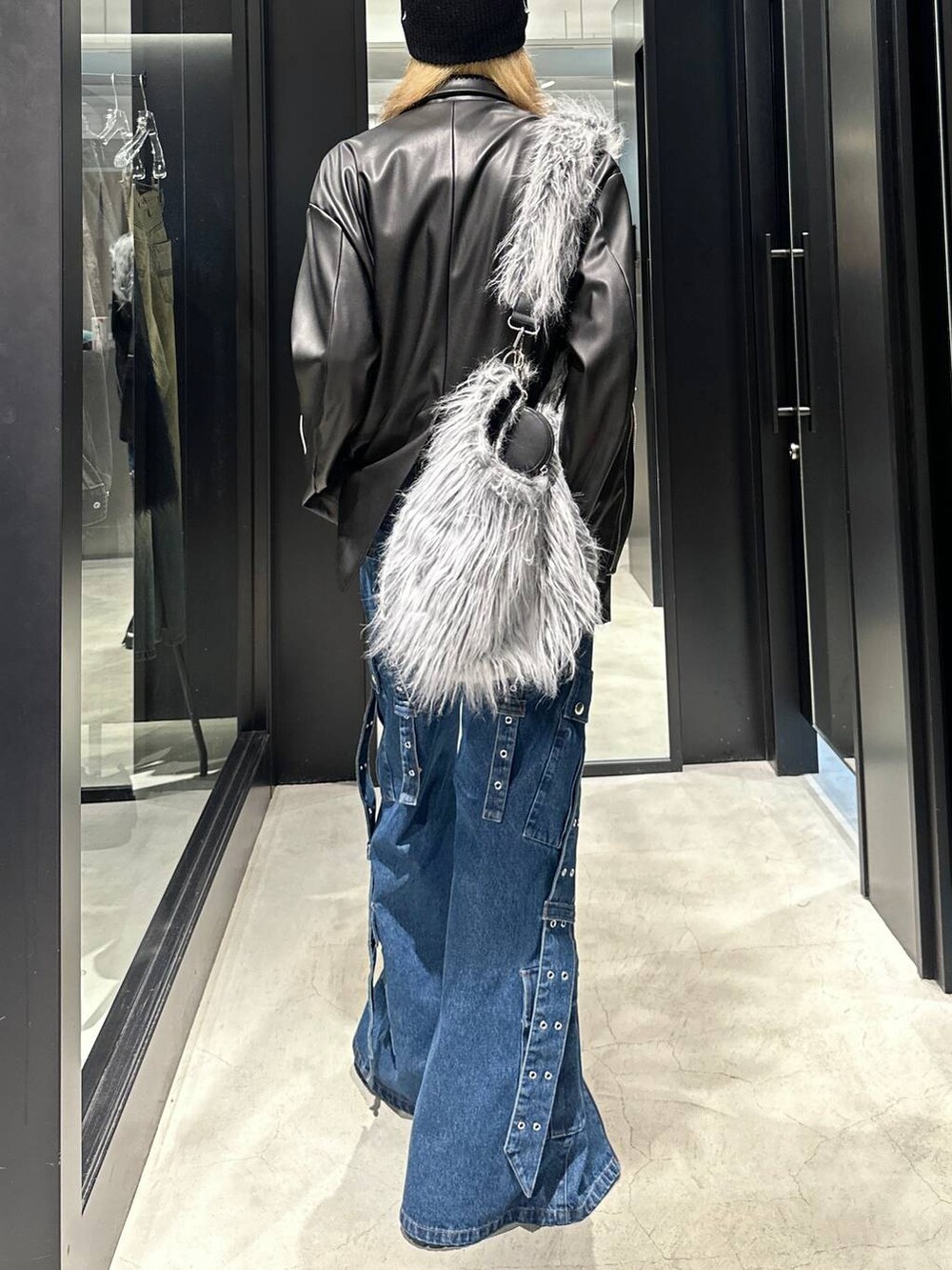 グレー系のショルダーバッグ、ブラック系のその他シューズ、ブラック系のテーラードジャケットを着用したメンズの秋コーディネートの3枚目の写真