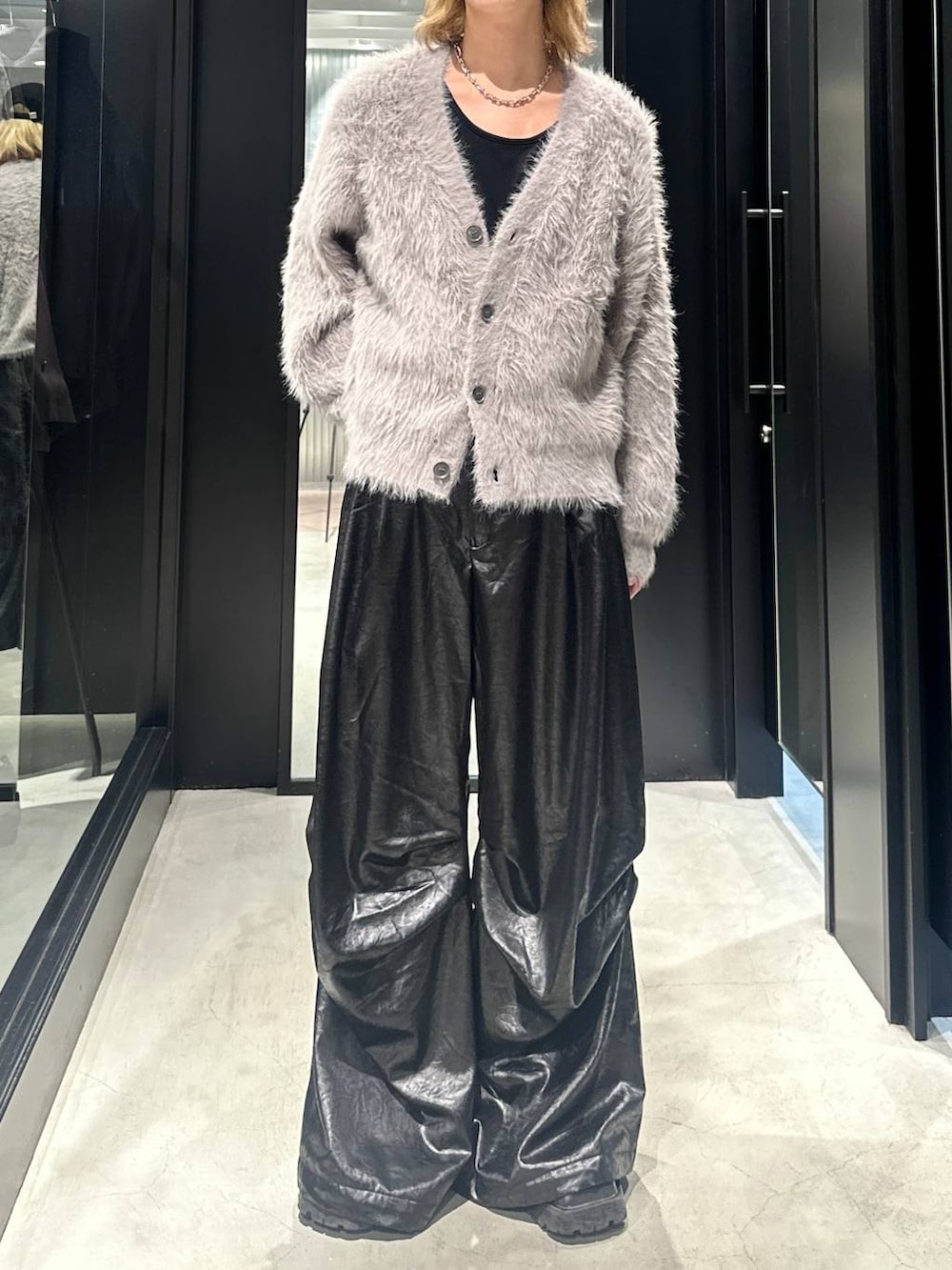 グレー系のカーディガン/ボレロ、ブラック系のその他パンツ、ブラック系のキャップを着用したメンズの秋コーディネートの3枚目の写真