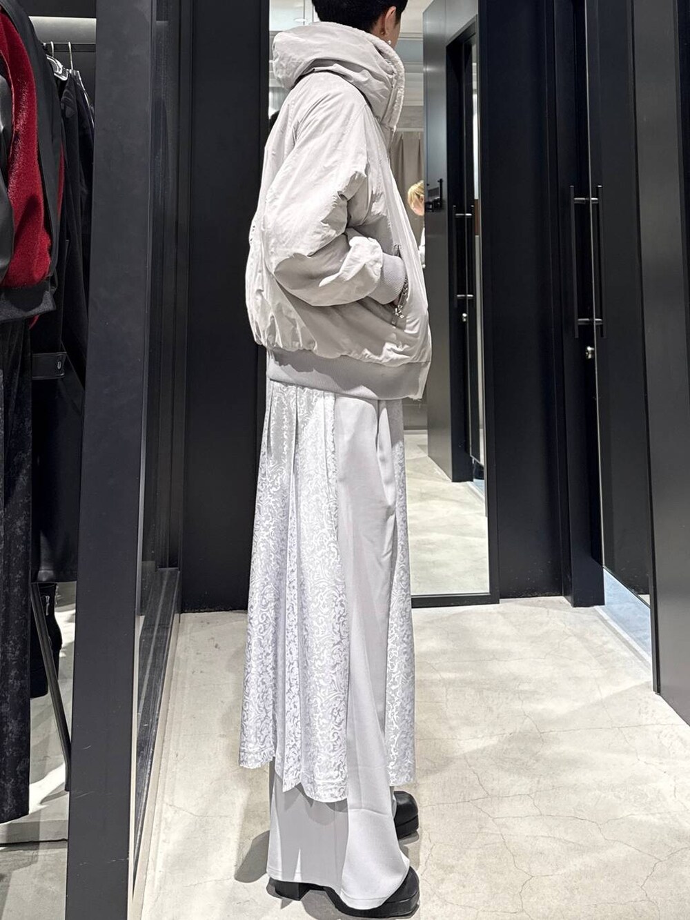 グレー系のブルゾン、ブラック系のブーツ、グレー系のその他パンツを着用したメンズの冬コーディネートの2枚目の写真