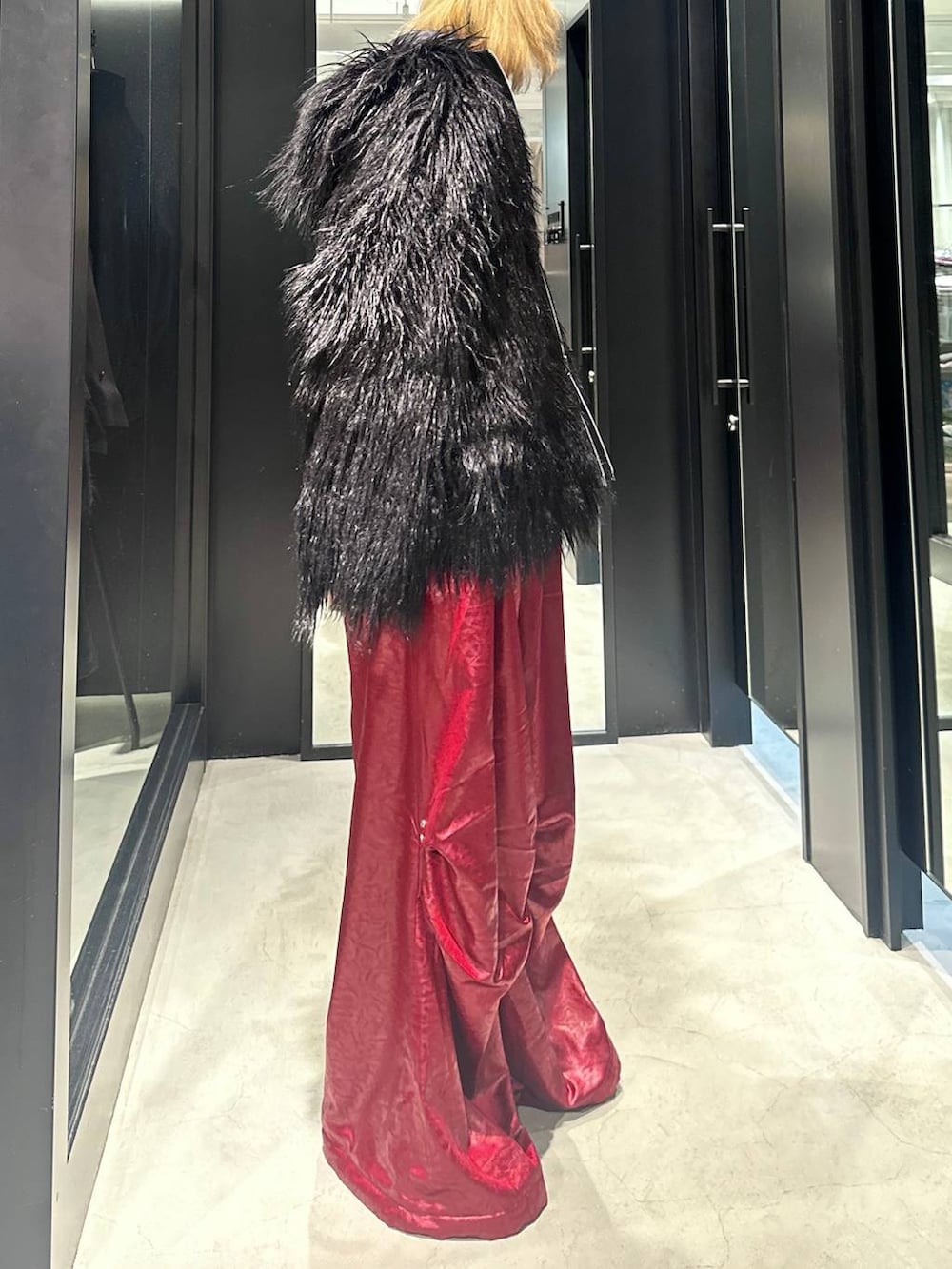 レッド系のその他パンツ、ブラック系のブルゾン、ブラック系のキャップを着用したメンズの秋コーディネートの2枚目の写真