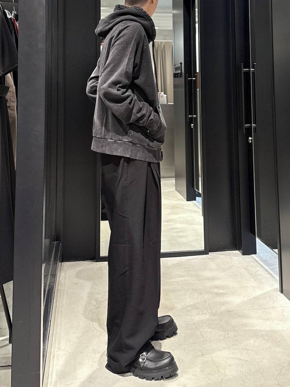 ブラック系のパーカー、ブラック系のTシャツ/カットソー、ブラック系のドレスシューズを着用したメンズの秋コーディネートの2枚目の写真