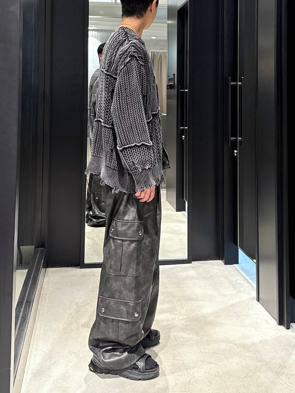 ブラック系のサンダル、ブラック系のタンクトップ、シルバー系のネックレスを着用したメンズの秋コーディネートの2枚目の写真