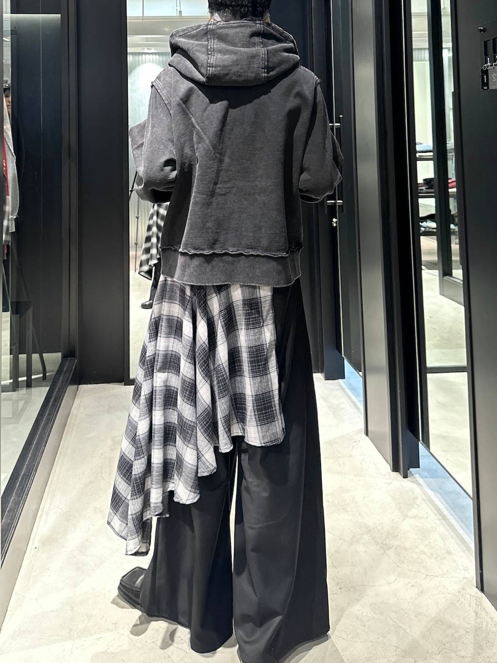 ブラック系のパーカー、ブラック系のその他パンツ、シルバー系のネックレスを着用したメンズの秋コーディネートの3枚目の写真