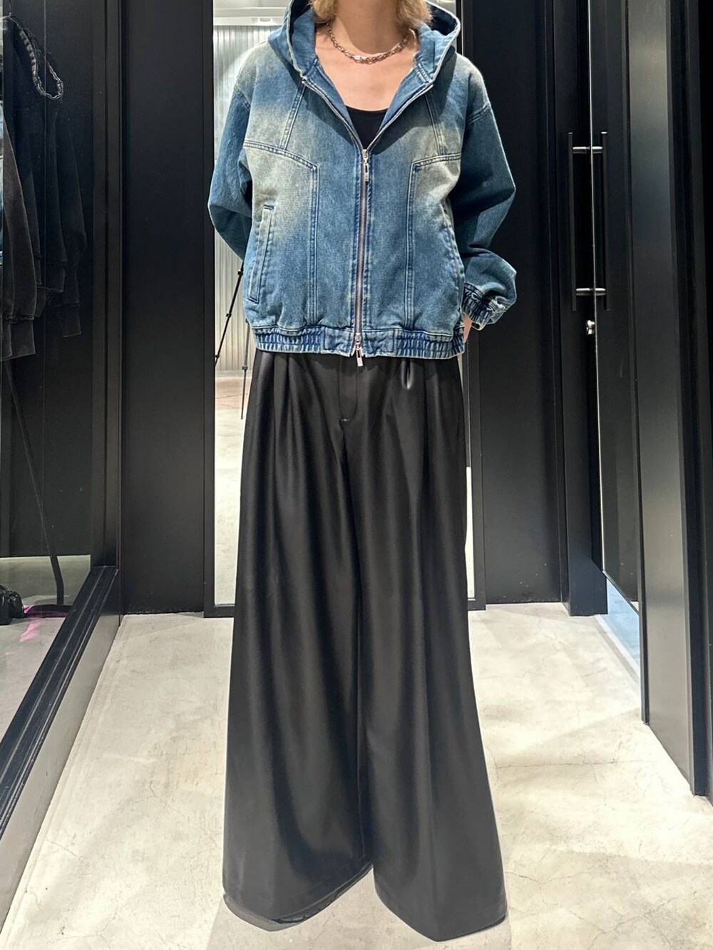ブルー系のブルゾン、ブラック系のその他パンツ、グレー系のニットキャップ/ビーニーを着用したメンズの秋コーディネートの3枚目の写真
