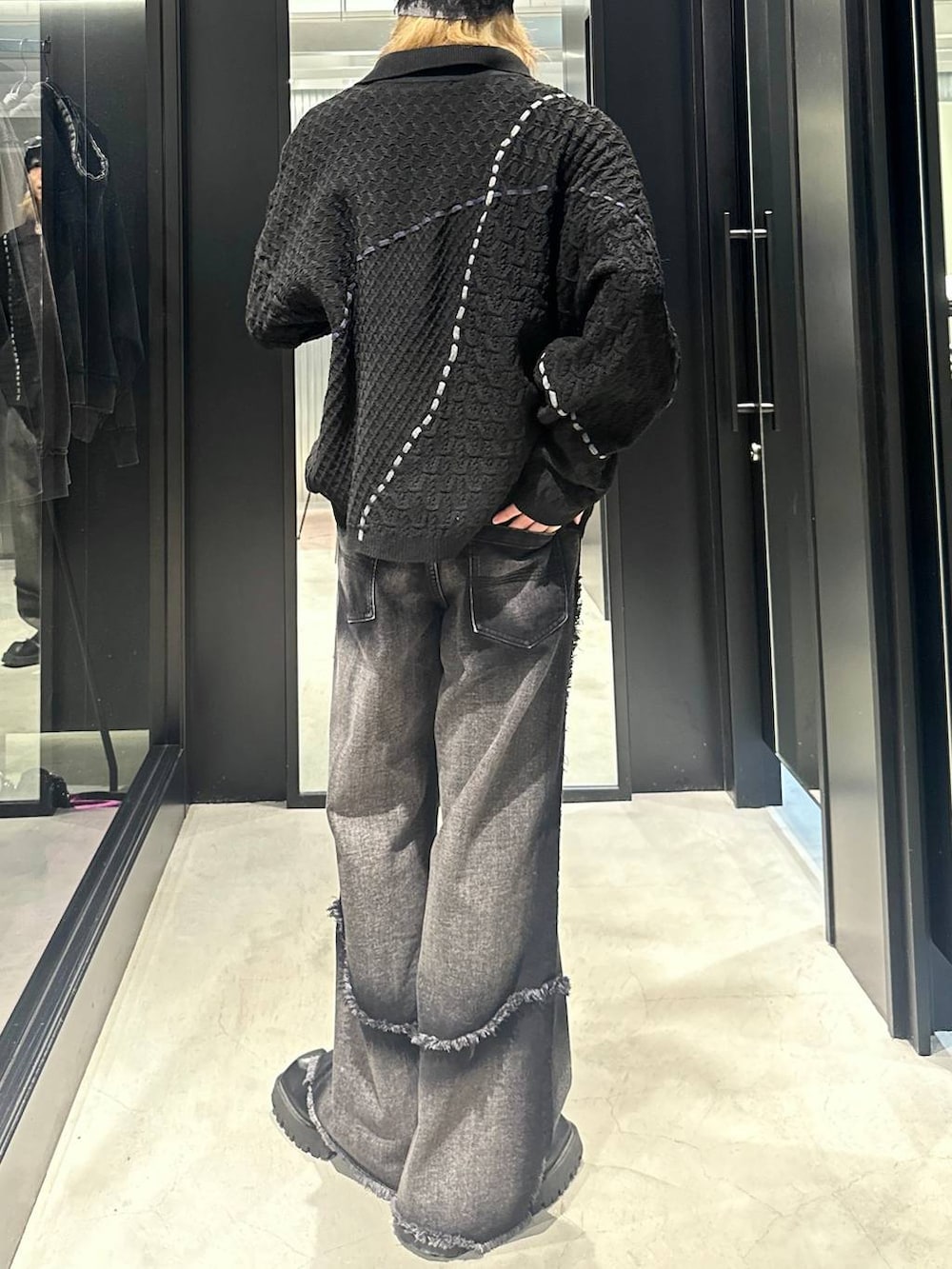 ブラック系のデニムパンツ、ブラック系のシャツ/ブラウス、グレー系のニットキャップ/ビーニーを着用したメンズの秋コーディネートの4枚目の写真