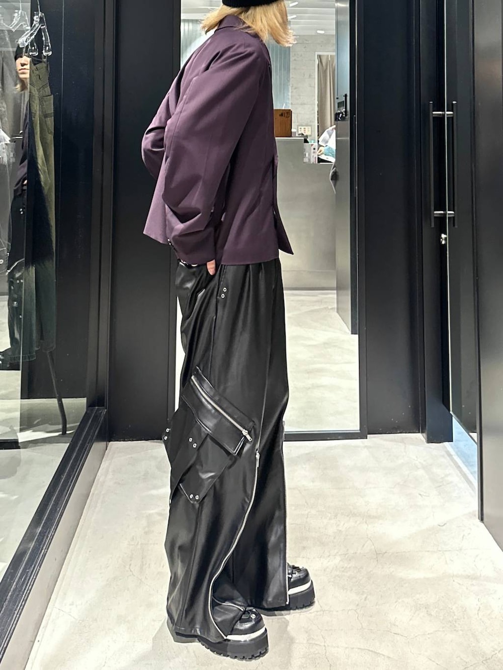 レッド系のテーラードジャケット、ブラック系のその他シューズ、ブラック系のカーゴパンツを着用したメンズの秋コーディネートの2枚目の写真
