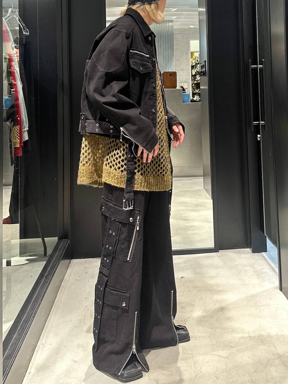 ブラック系のデニムパンツ、イエロー系のニット/セーター、ブラック系のデニムジャケットを着用したメンズの秋コーディネートの3枚目の写真