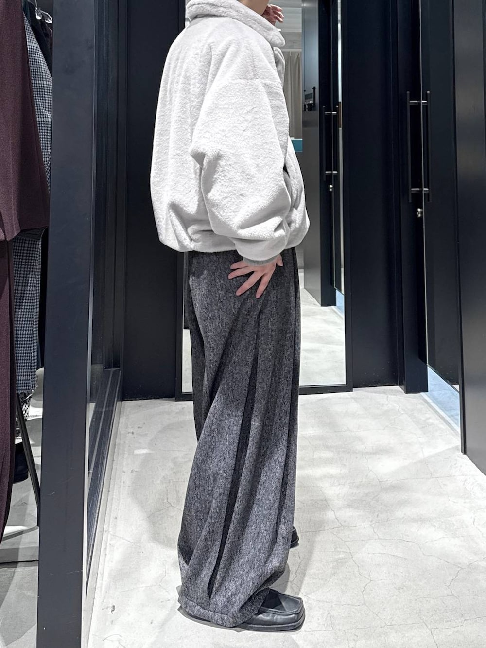 グレー系のブルゾン、ブラック系のスラックスを着用したメンズの秋コーディネートの2枚目の写真