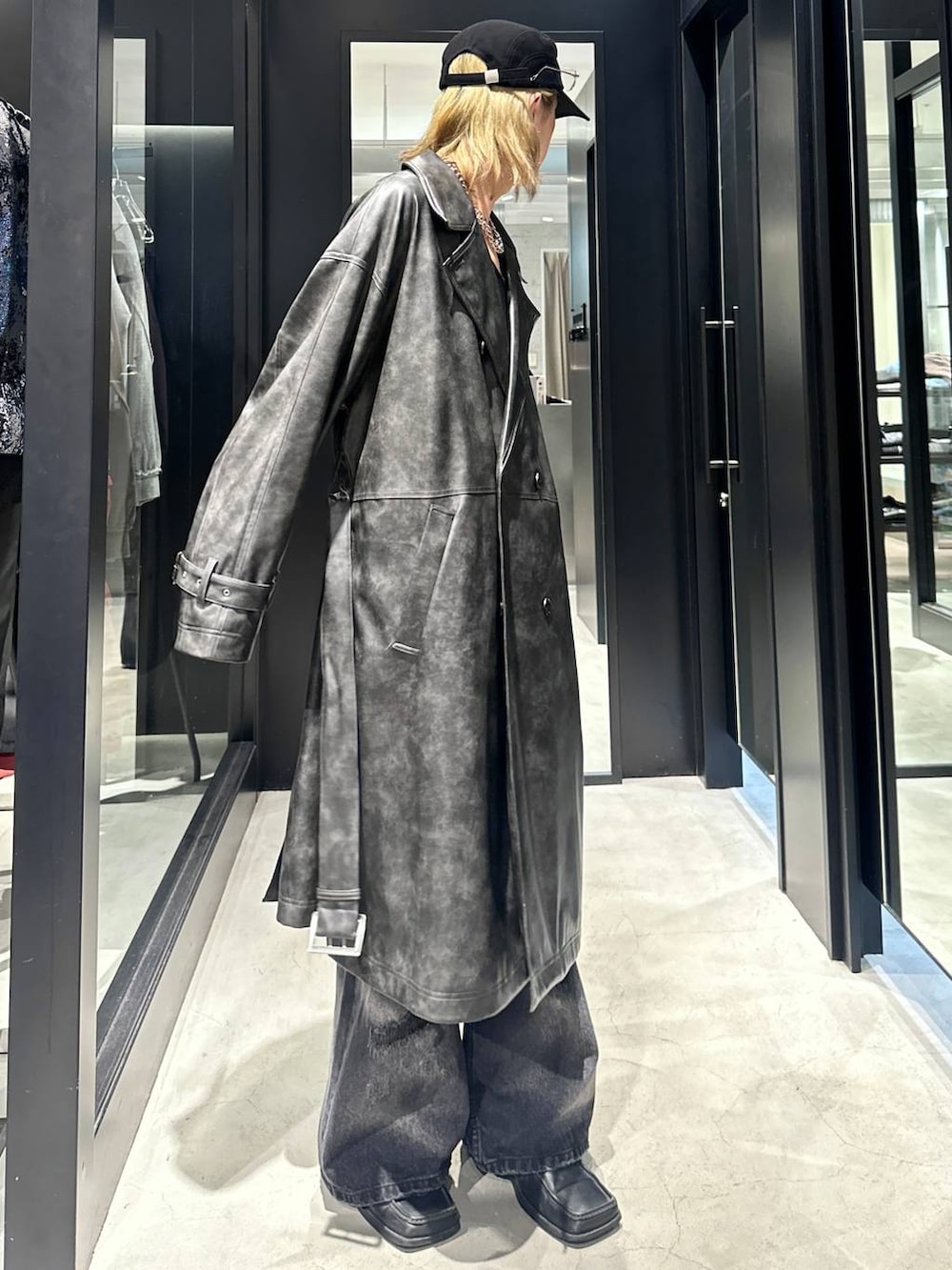 「HARE、秋コーデ、冬コーデ、コート、ワイドパンツ、オーバーサイズ、デニムパンツ、レザー、モテ、モード、高見え、着痩せ・細見え、韓国系、ラフ、韓国ファッション」｜「HAREのソリッドパーツCAP(HARE)（キャップ、ブラック系）」を使った、taigawedさん（メンズ・174cm）の秋コーディネートの2枚目の写真