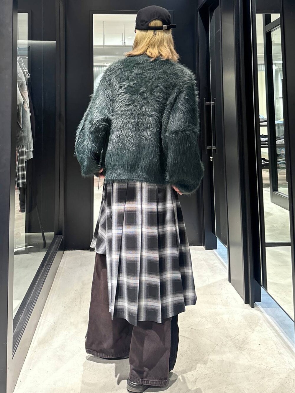 「カーディガン、オーバーサイズ、モード、高見え、着痩せ・細見え、HARE、韓国系、ラフ、韓国ファッション、春コーデ、秋コーデ、冬コーデ、ニット、モテ、デニムパンツ」｜「HAREのソリッドパーツCAP(HARE)（キャップ、ブラック系）」を使った、taigawedさん（メンズ・174cm）の秋コーディネートの3枚目の写真