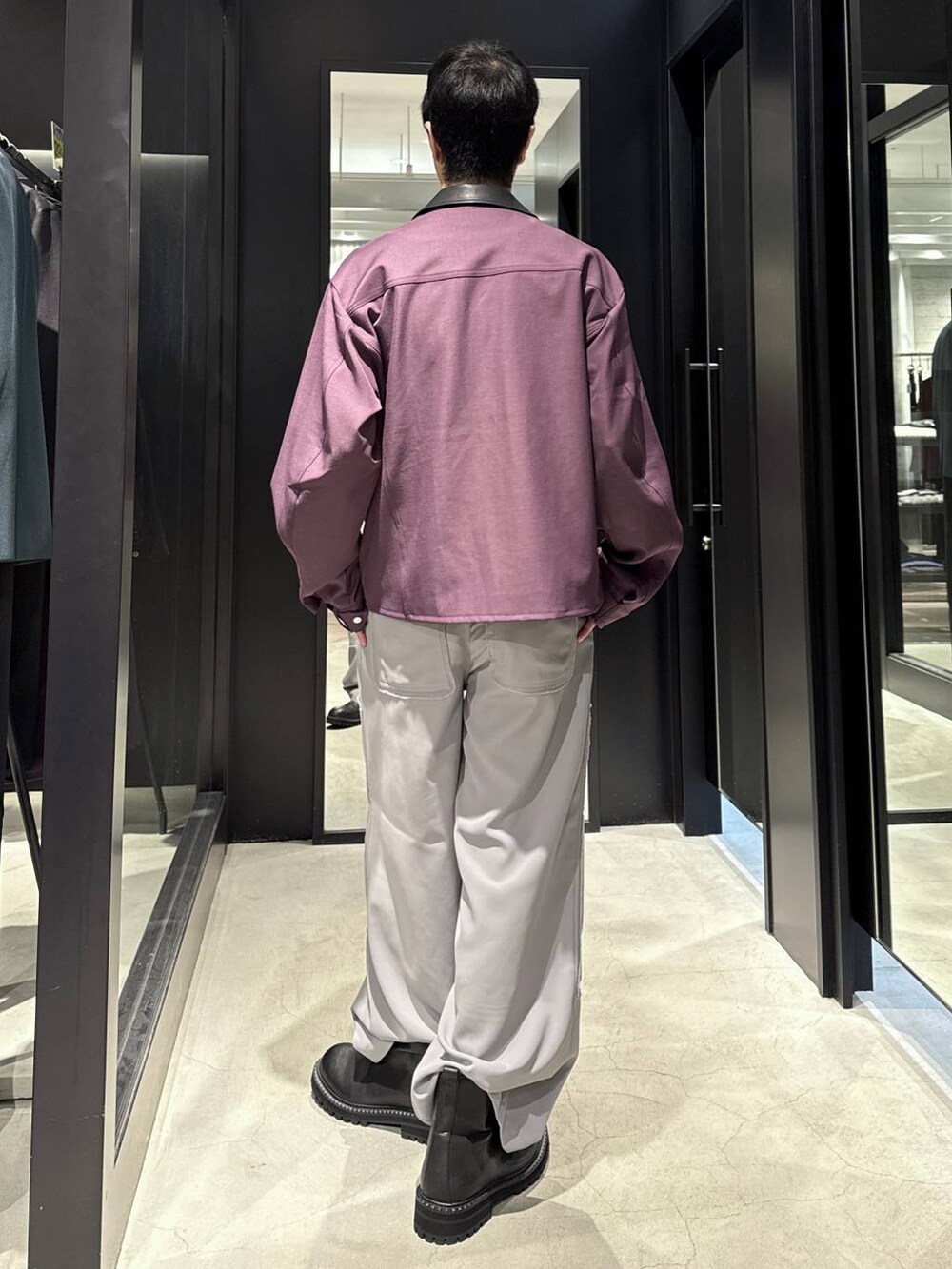 パープル系のシャツ/ブラウス、ブラック系のブーツ、シルバー系のネックレスを着用したメンズの秋コーディネートの3枚目の写真