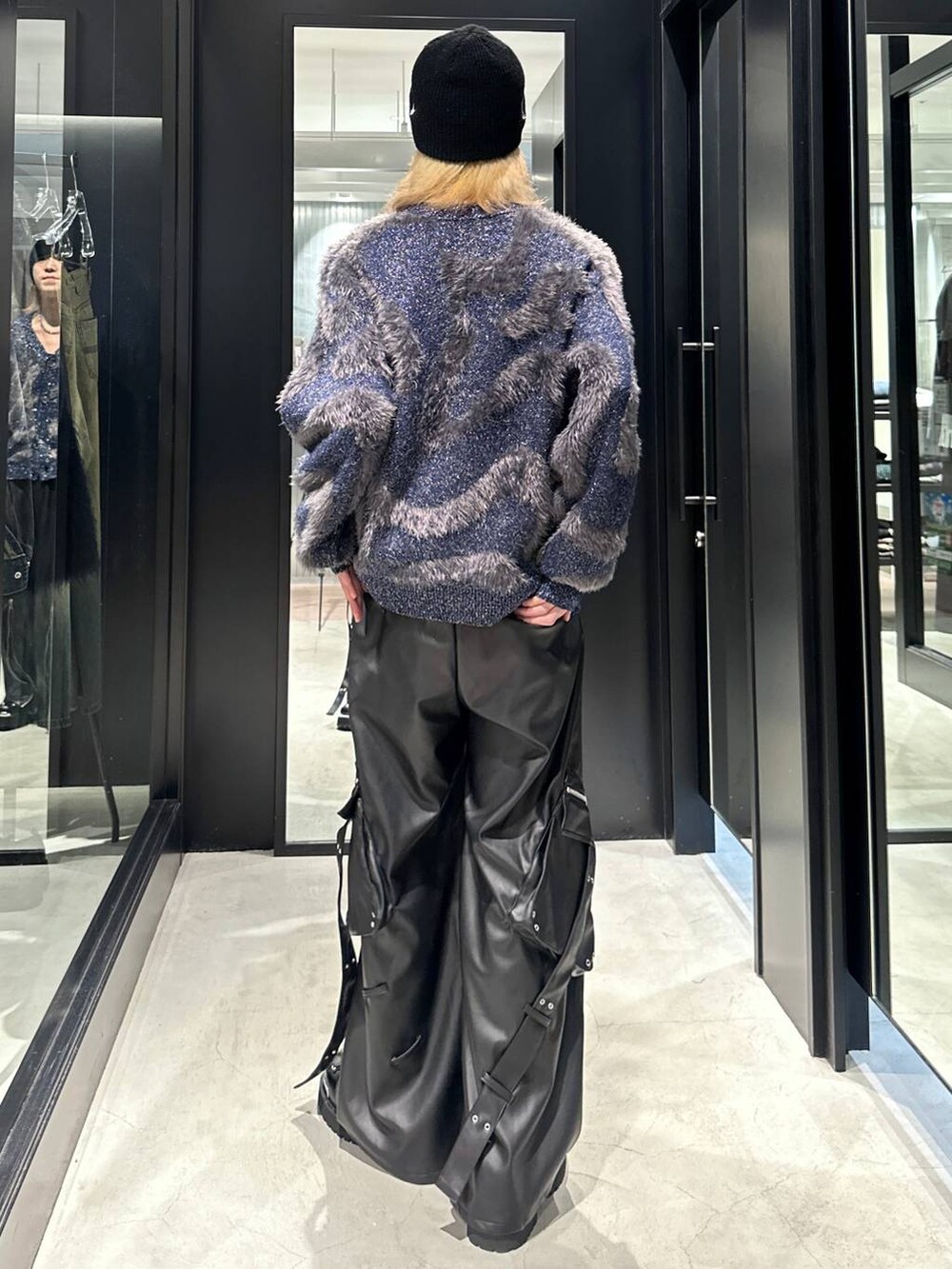 ブルー系のカーディガン/ボレロ、ブラック系のその他シューズ、ブラック系のカーゴパンツを着用したメンズの秋コーディネートの3枚目の写真