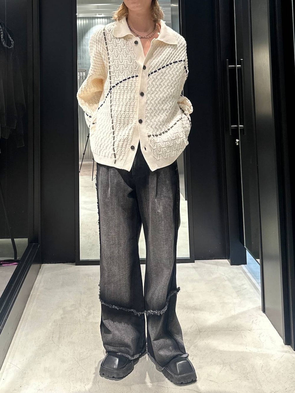 ブラック系のデニムパンツ、ホワイト系のシャツ/ブラウス、グレー系のニットキャップ/ビーニーを着用したメンズの秋コーディネートの3枚目の写真