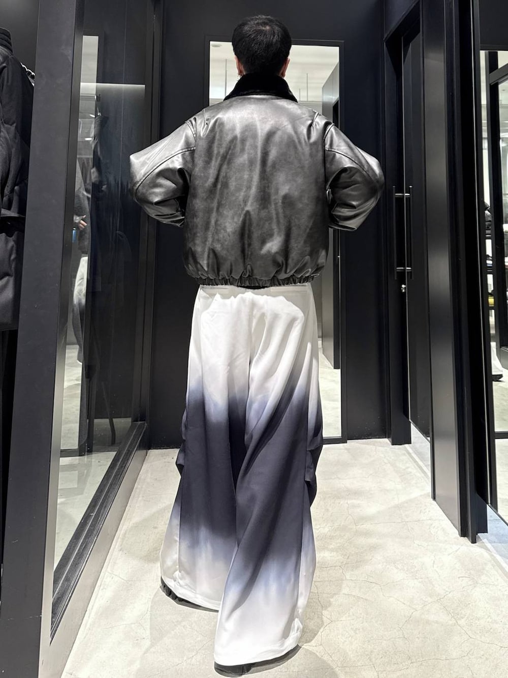 グレー系のブルゾン、ブラック系のその他パンツを着用したメンズの冬コーディネートの4枚目の写真