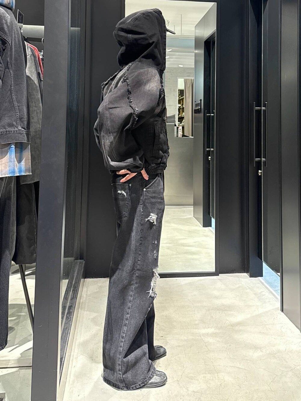 ブラック系のTシャツ/カットソー、ブラック系のデニムジャケット、ブラック系のデニムパンツを着用したメンズの冬コーディネートの2枚目の写真