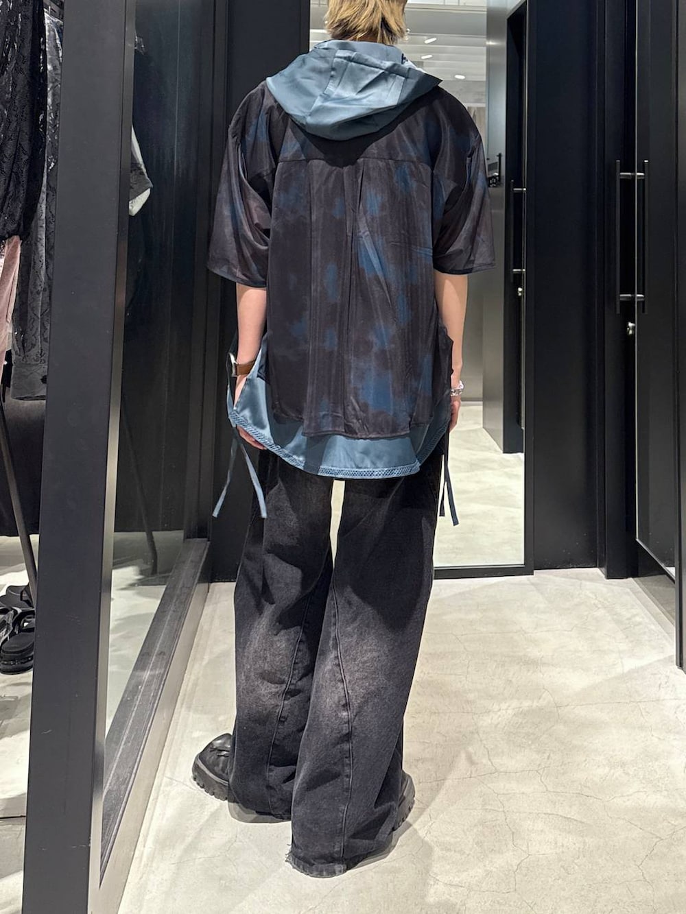 ブラック系のデニムパンツ、ブルー系のシャツ/ブラウス、ブラック系のタンクトップを着用したメンズの春コーディネートの2枚目の写真
