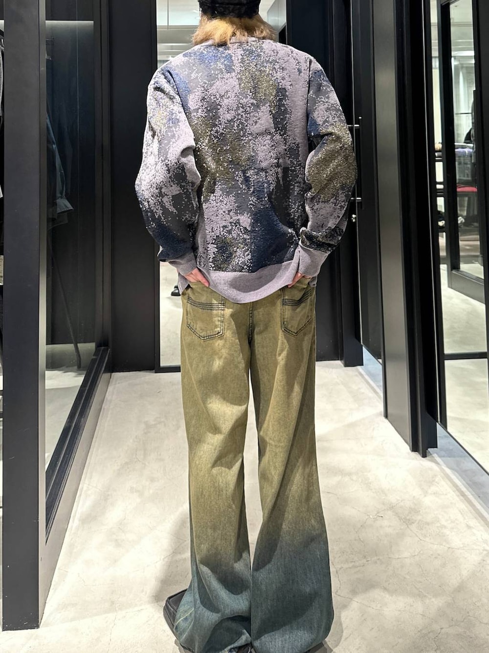 グリーン系のデニムパンツ、グレー系のカーディガン/ボレロ、シルバー系のネックレスを着用したメンズの秋コーディネートの3枚目の写真