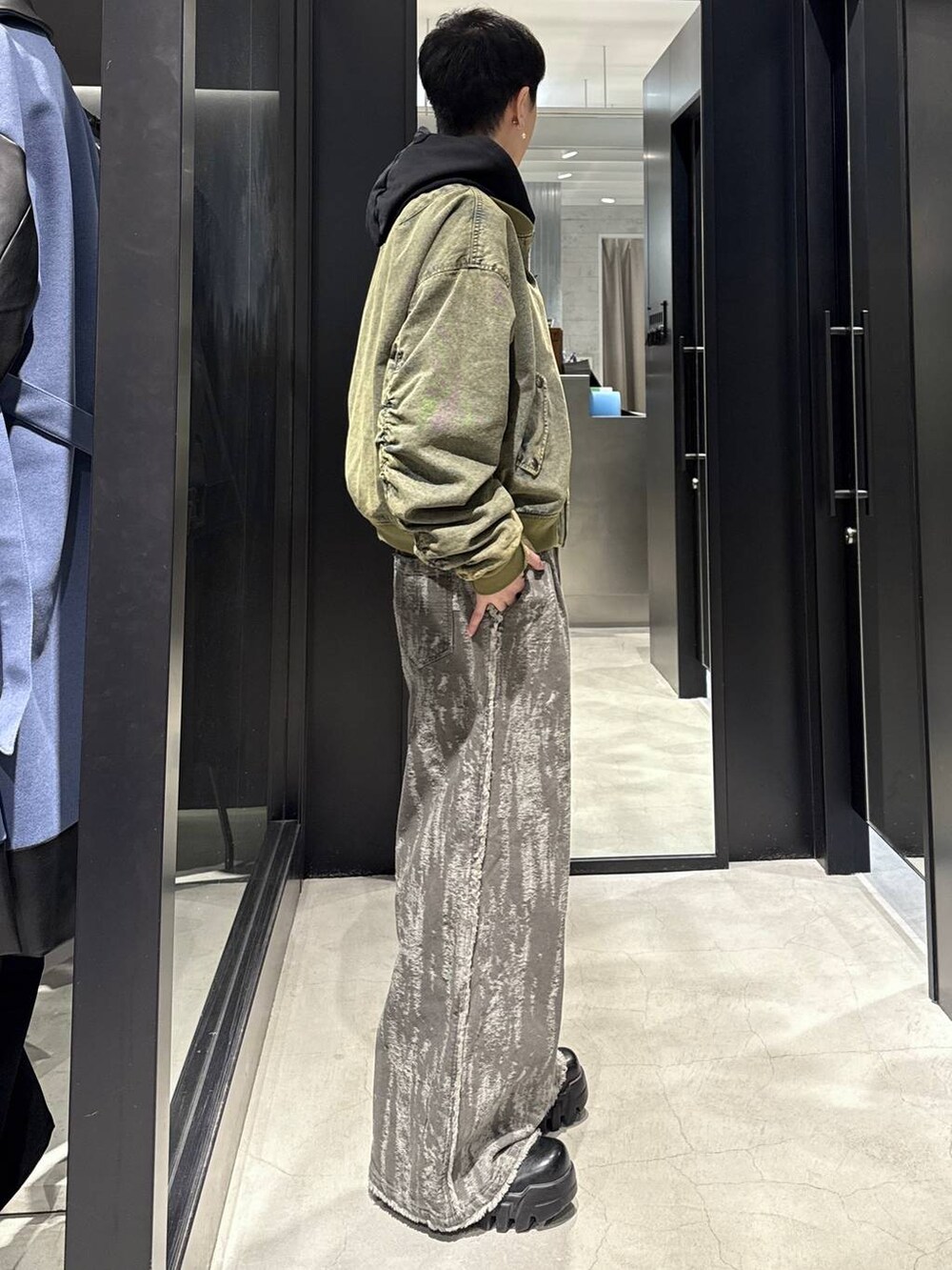 ホワイト系のネックレスを着用したメンズの冬コーディネートの2枚目の写真