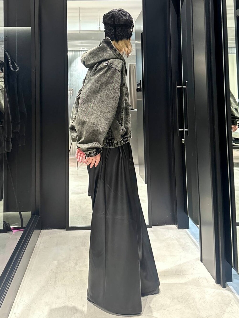 グリーン系のブルゾン、ブラック系のその他パンツ、グレー系のニットキャップ/ビーニーを着用したメンズの秋コーディネートの2枚目の写真