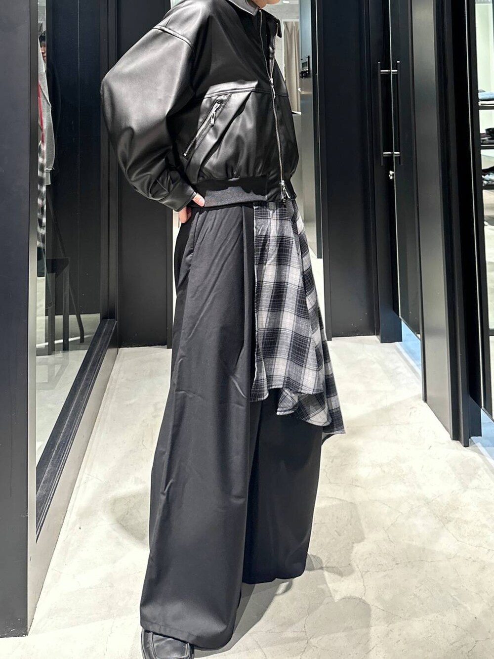 ブラック系のブルゾン、ブラック系のその他パンツ、グレー系のニットキャップ/ビーニーを着用したメンズの秋コーディネートの3枚目の写真