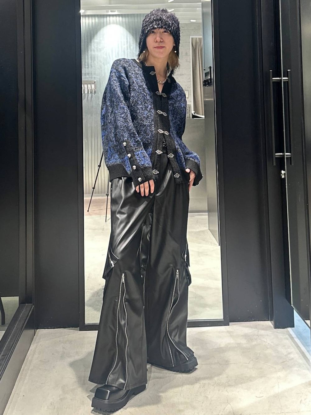 ブラック系のドレスシューズ、ブラック系のカーゴパンツ、ブラック系のカーディガン/ボレロを着用したメンズの秋コーディネートの3枚目の写真