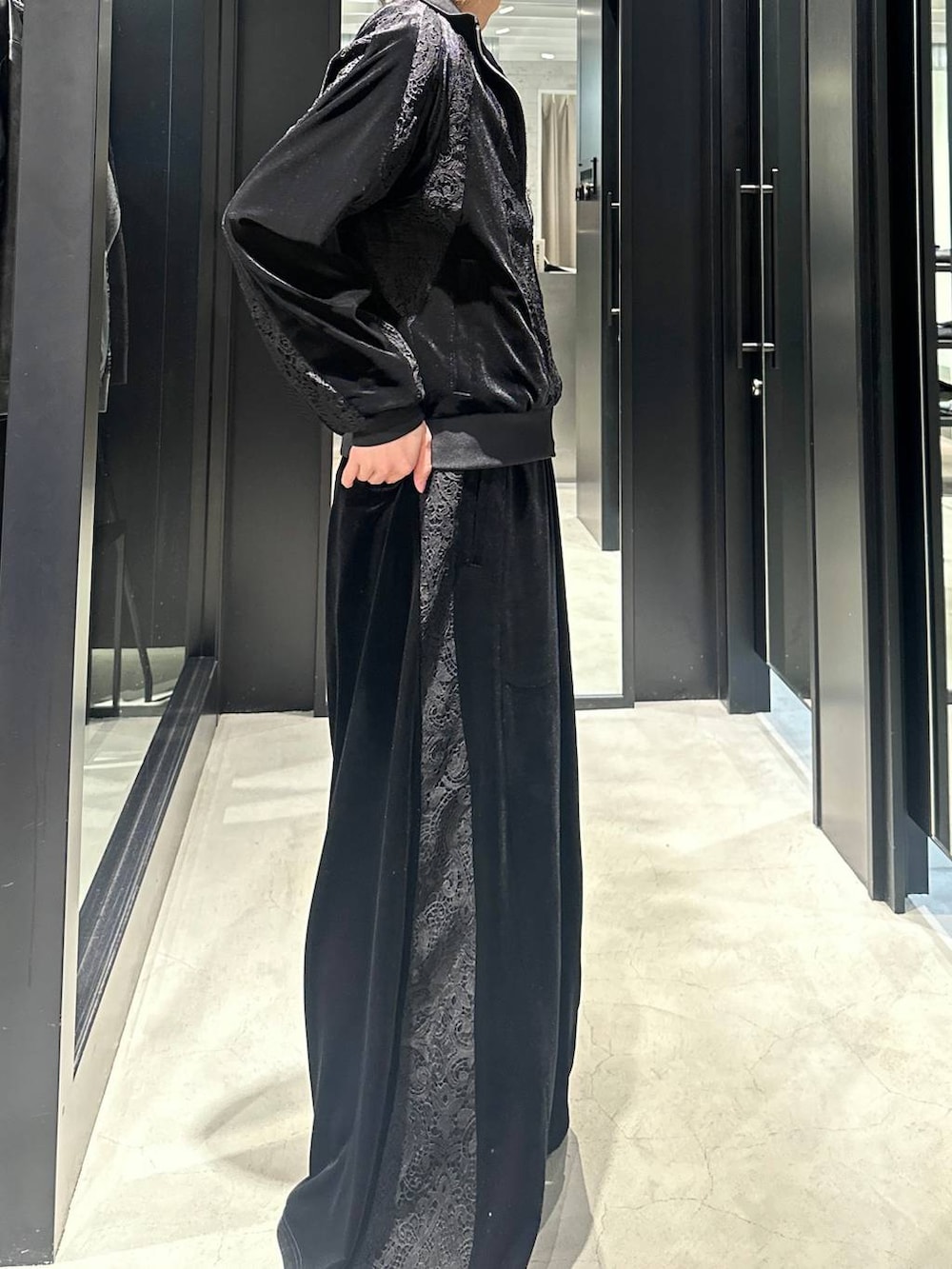 ブラック系のその他パンツ、ブラック系のブルゾン、グレー系のニットキャップ/ビーニーを着用したメンズの秋コーディネートの4枚目の写真
