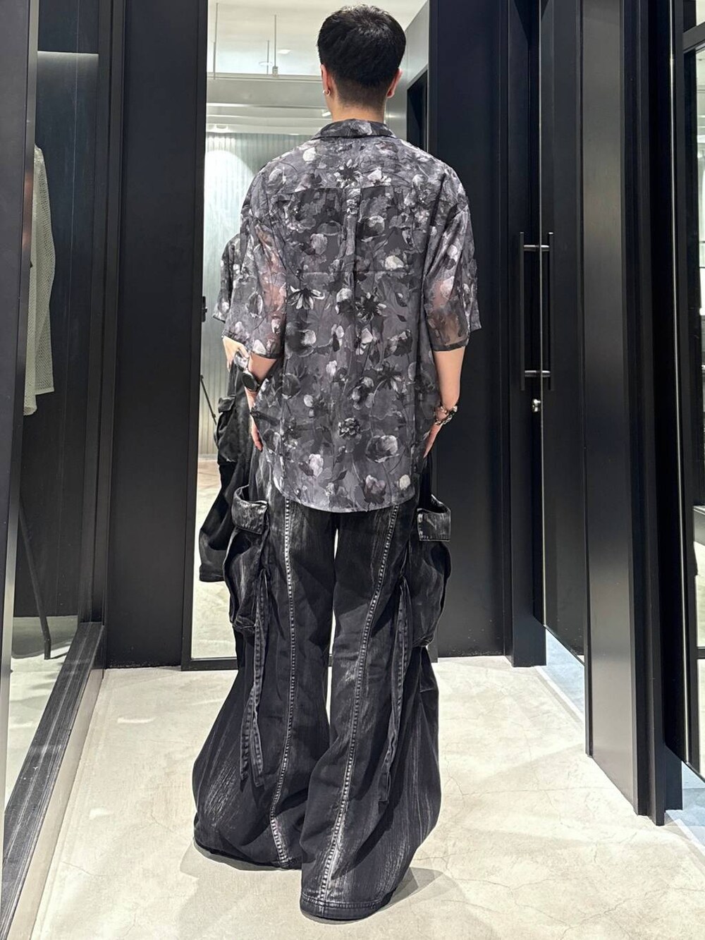 ブラック系のカーゴパンツ、ブラック系のサンダル、ブラック系のタンクトップを着用したメンズの夏コーディネートの3枚目の写真