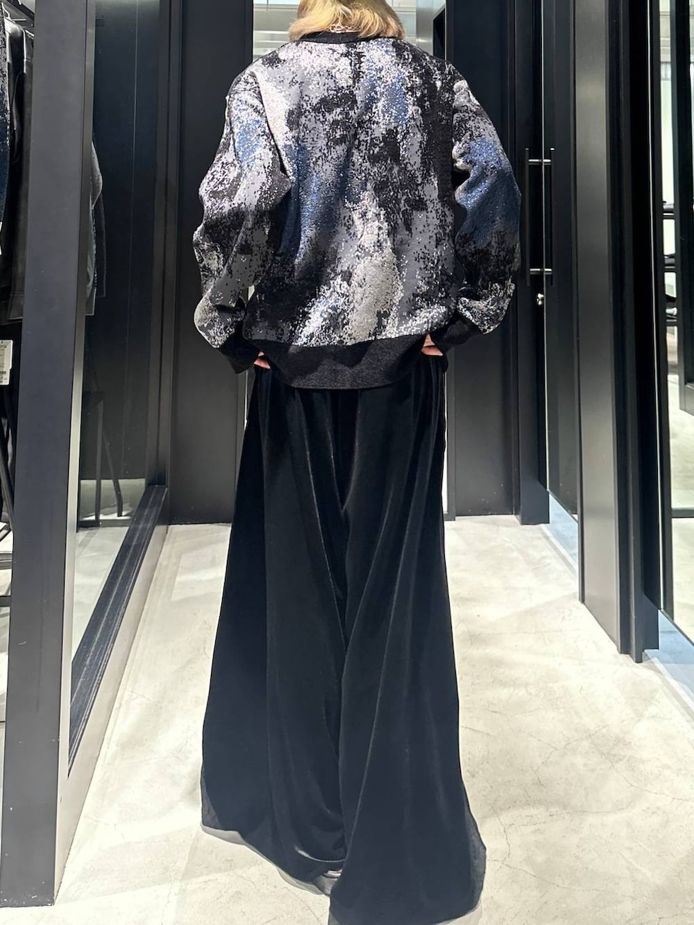 ブラック系のカーディガン/ボレロ、ブラック系のその他パンツ、グレー系のニットキャップ/ビーニーを着用したメンズの秋コーディネートの4枚目の写真