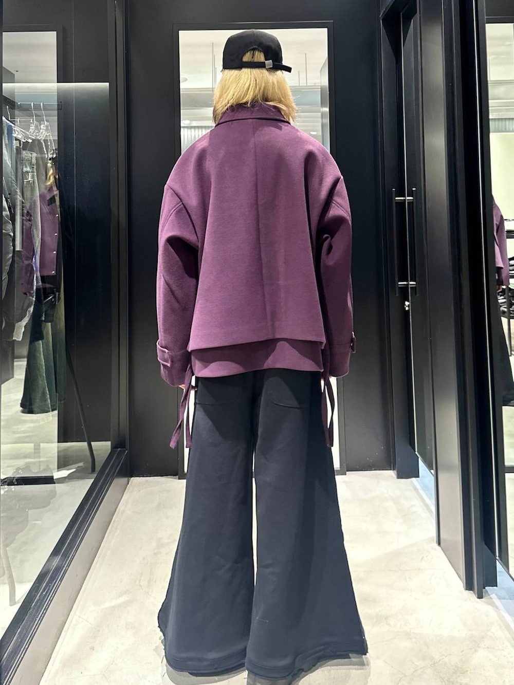 ブラック系のスウェットパンツ、パープル系のブルゾン、ブラック系のキャップを着用したメンズの秋コーディネートの3枚目の写真