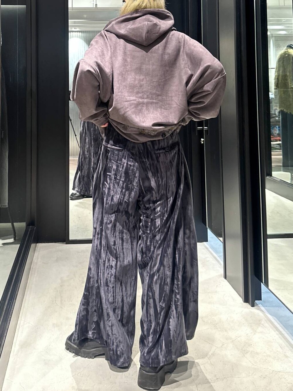 グレー系のその他パンツ、ブラウン系のパーカーを着用したメンズの秋コーディネートの4枚目の写真