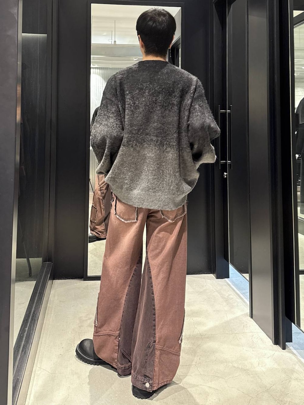 ホワイト系のTシャツ/カットソー、ブラック系のカーディガン/ボレロ、レッド系のデニムパンツを着用したメンズの秋コーディネートの3枚目の写真