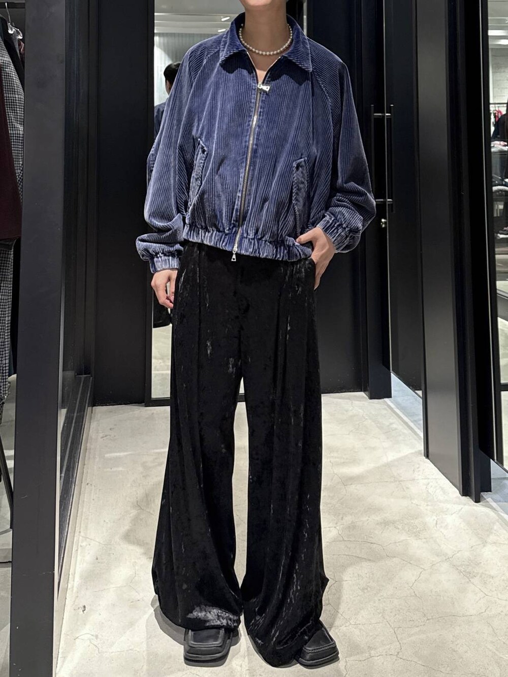 ブルー系のブルゾン、ブラック系のその他パンツを着用したメンズの秋コーディネートの3枚目の写真