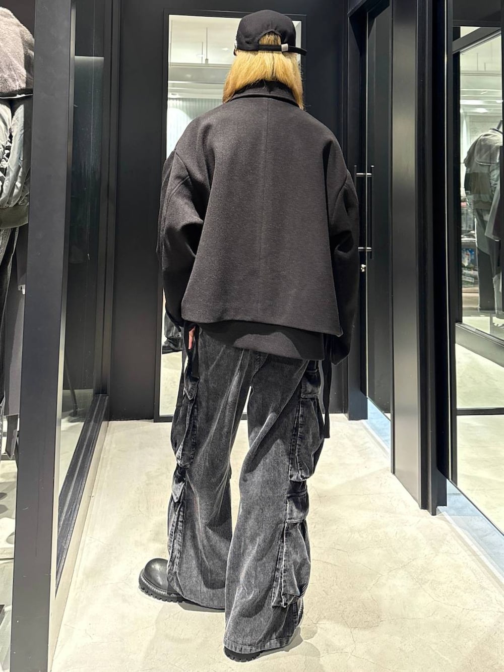 ブラック系のブルゾン、ブラック系のその他シューズ、グレー系のカーゴパンツを着用したメンズの秋コーディネートの2枚目の写真