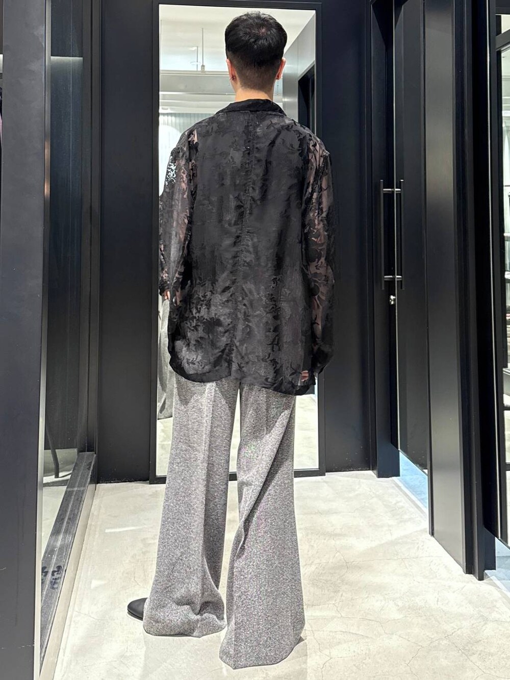 ブラック系のタンクトップ、ブラック系のテーラードジャケット、ブラック系のバレエシューズを着用したメンズの夏コーディネートの2枚目の写真