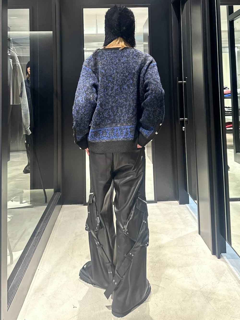 ブラック系のドレスシューズ、ブラック系のカーゴパンツ、ブラック系のカーディガン/ボレロを着用したメンズの秋コーディネートの4枚目の写真