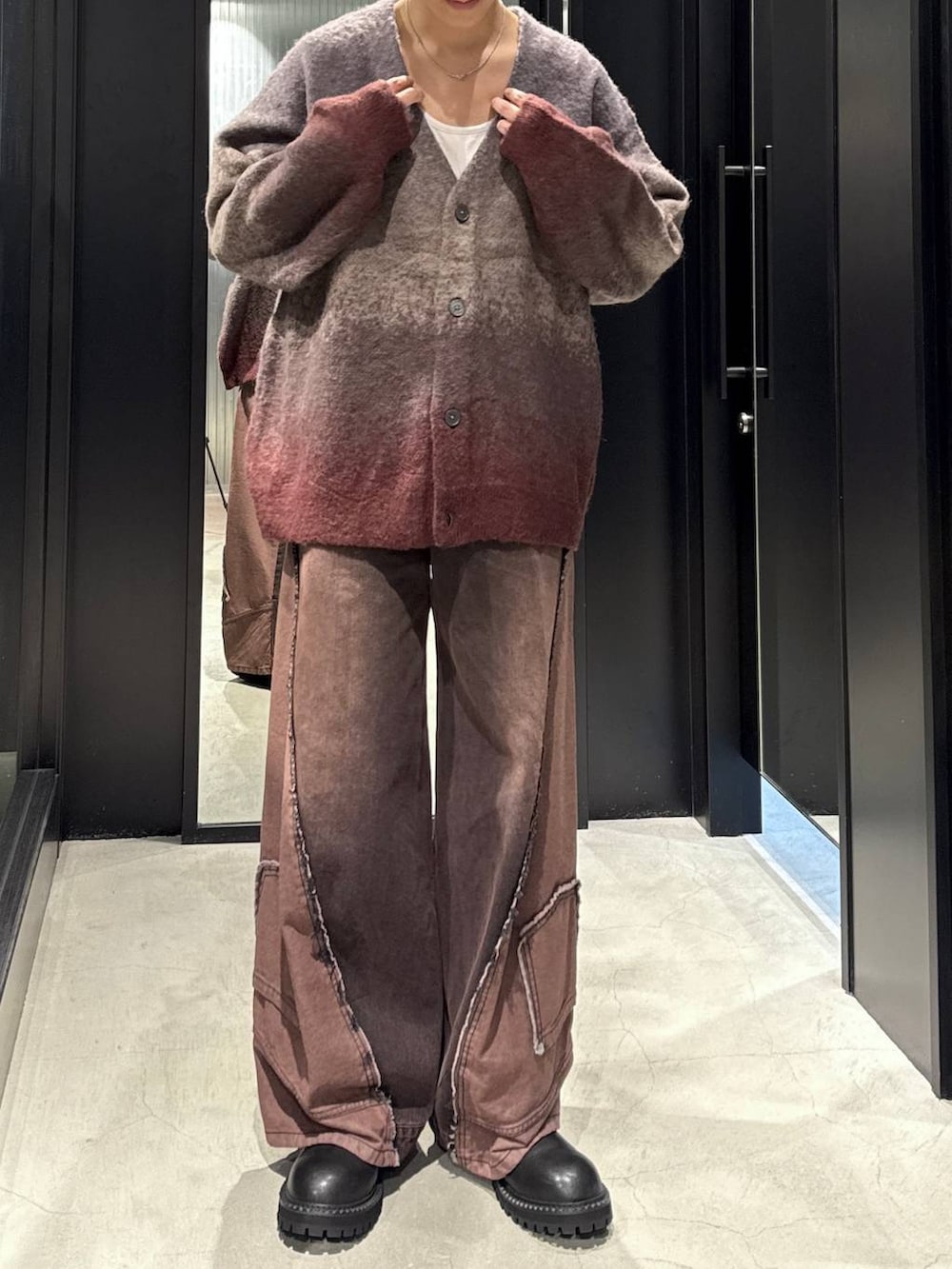 ホワイト系のTシャツ/カットソー、レッド系のカーディガン/ボレロ、レッド系のデニムパンツを着用したメンズの秋コーディネートの4枚目の写真