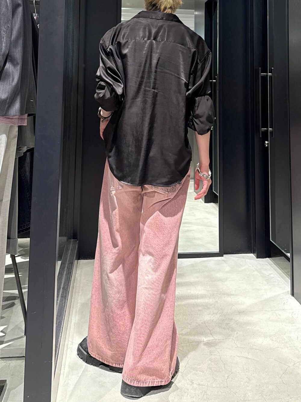 ブラック系のシャツ/ブラウス、グレー系のTシャツ/カットソー、ピンク系のデニムパンツを着用したメンズの春コーディネートの3枚目の写真