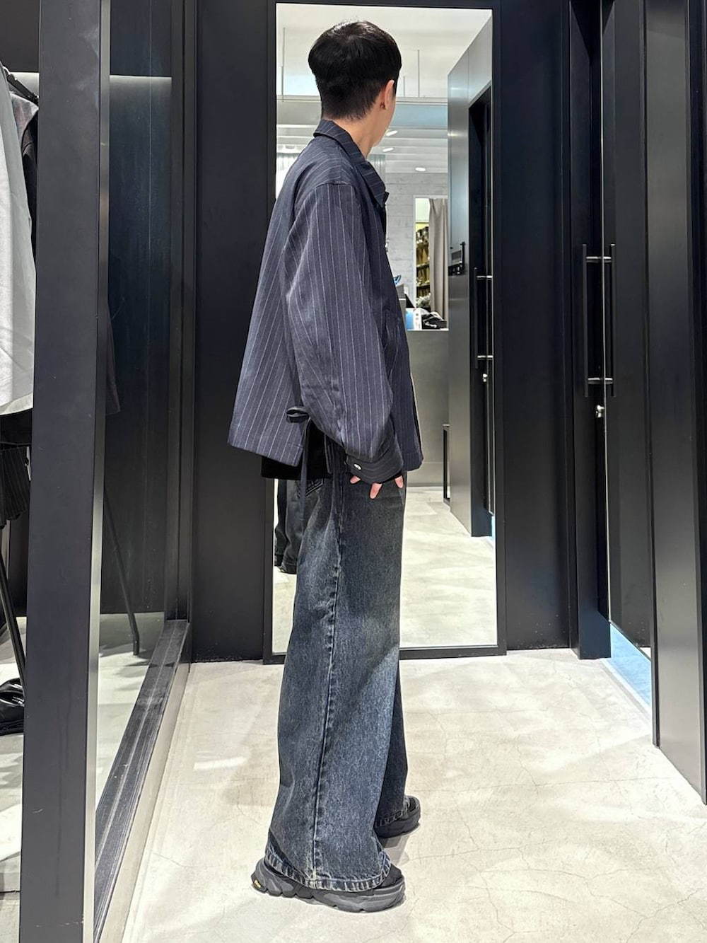 「モード、高見え、着痩せ・細見え、HARE、韓国系、ラフ、韓国ファッション、春コーデ、夏コーデ、秋コーデ、ブルゾン、ワイドパンツ、オーバーサイズ、モテ、デニムパンツ」｜「HAREのVibramクイックサンダル(HARE)（サンダル、ブラック系）」を使った、taigawedさん（メンズ・174cm）の夏コーディネートの2枚目の写真