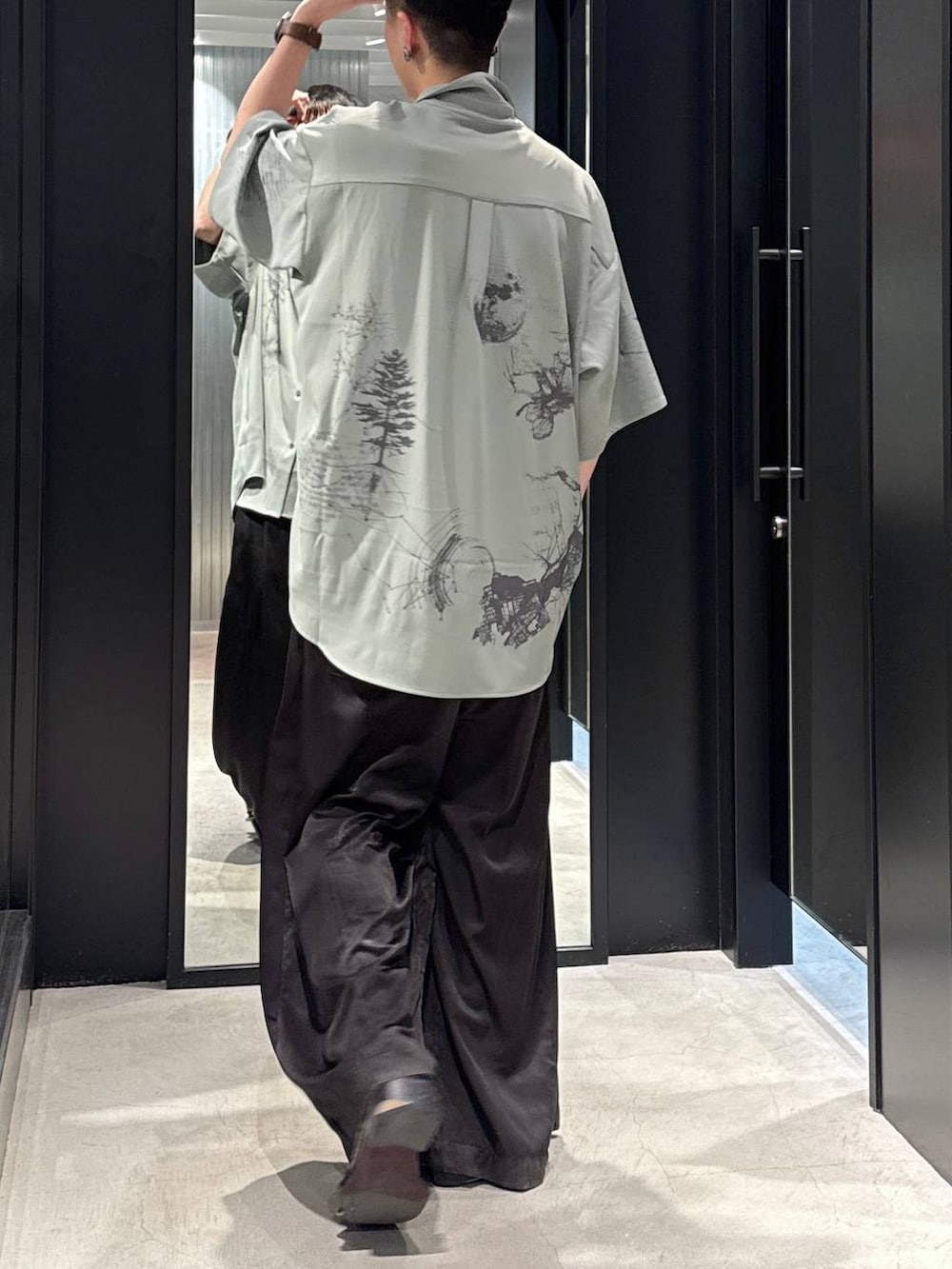 ブラック系のその他パンツ、ブラック系のタンクトップ、グリーン系のシャツ/ブラウスを着用したメンズの春コーディネートの2枚目の写真