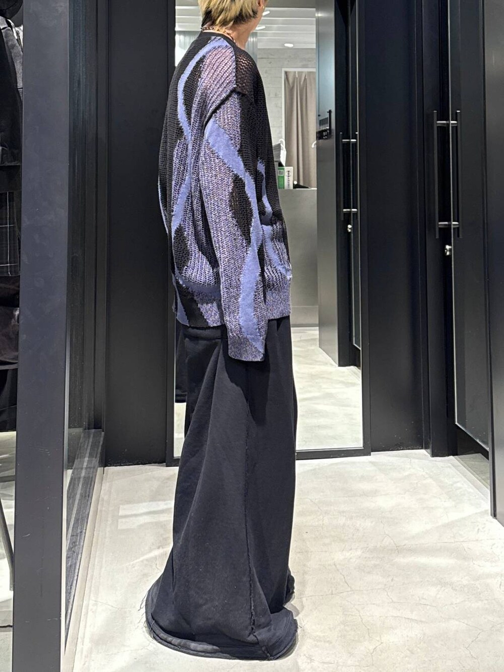 ブラック系のスウェットパンツ、ブラック系のカーディガン/ボレロ、ブラック系のキャップを着用したメンズの春コーディネートの2枚目の写真