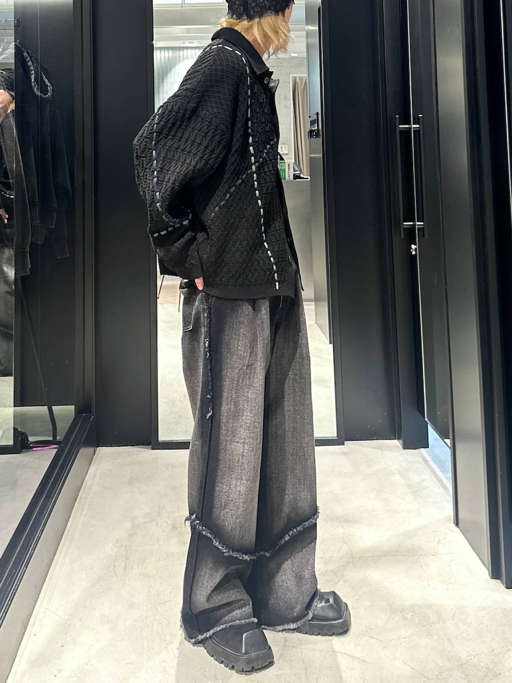 ブラック系のデニムパンツ、ブラック系のシャツ/ブラウス、グレー系のニットキャップ/ビーニーを着用したメンズの秋コーディネートの2枚目の写真