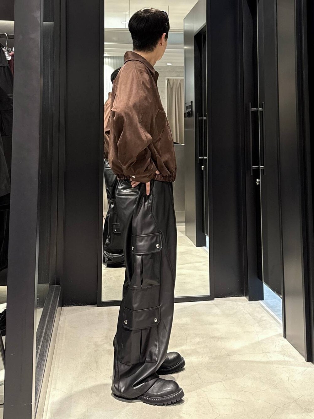 ホワイト系のTシャツ/カットソー、ブラック系のカーゴパンツ、ブラウン系のブルゾンを着用したメンズの秋コーディネートの2枚目の写真