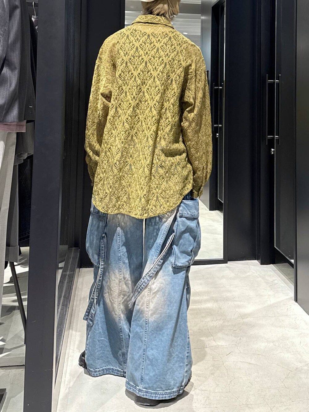 グレー系のTシャツ/カットソー、イエロー系のシャツ/ブラウス、ブルー系のカーゴパンツを着用したメンズの春コーディネートの3枚目の写真