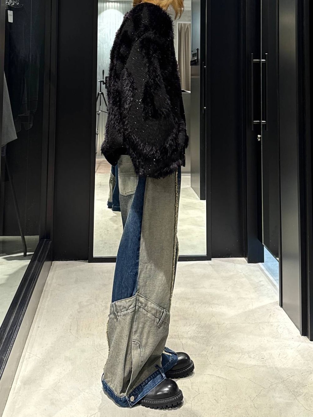 ブルー系のデニムパンツ、ブラック系のカーディガン/ボレロ、ブラック系のその他シューズを着用したメンズの秋コーディネートの2枚目の写真