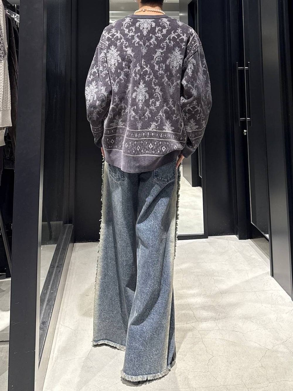 パープル系のカーディガン/ボレロ、ブルー系のデニムパンツ、ホワイト系のネックレスを着用したメンズの冬コーディネートの3枚目の写真