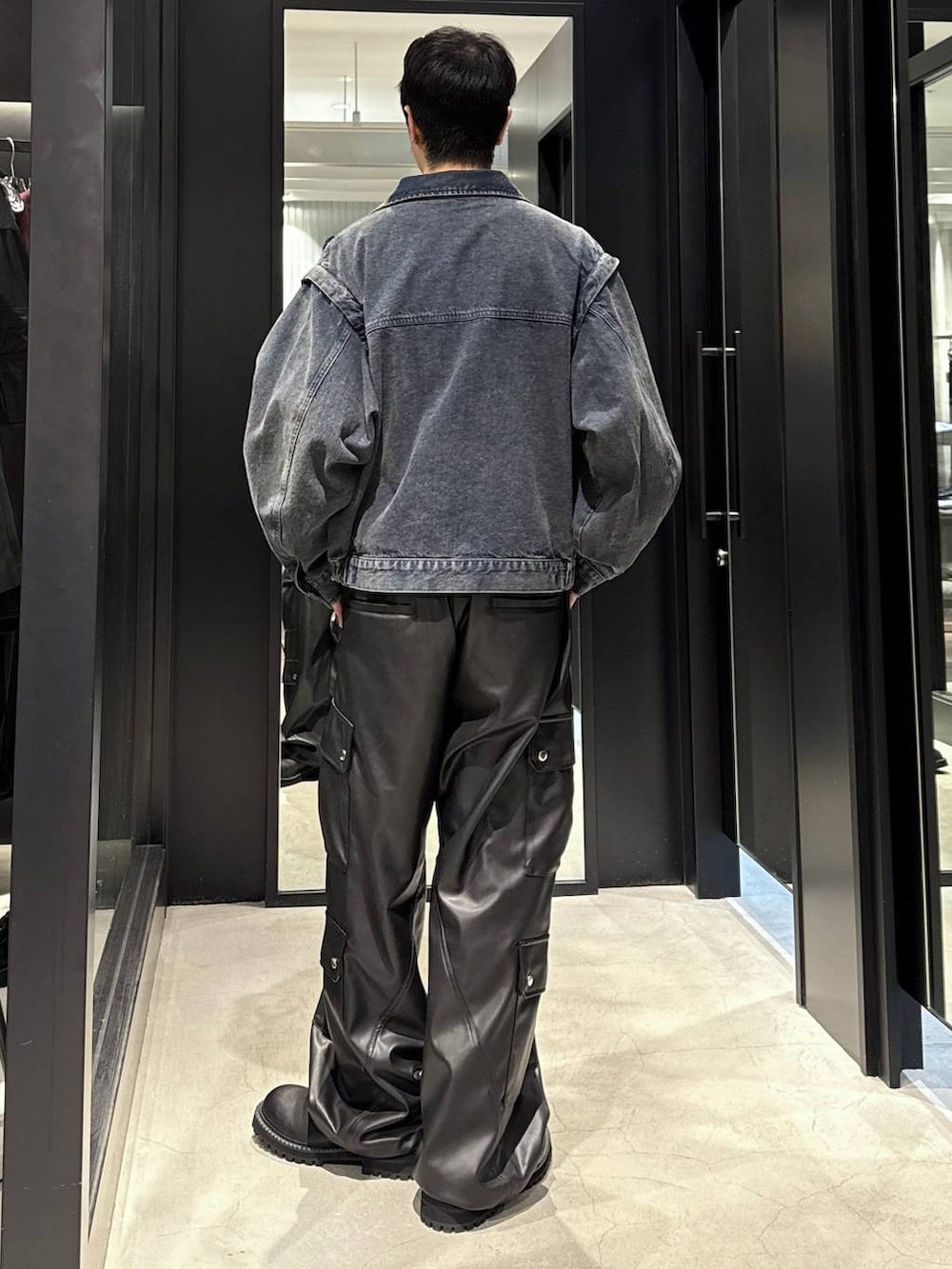 ブラック系のタンクトップ、ブラック系のカーゴパンツ、ブルー系のブルゾンを着用したメンズの秋コーディネートの3枚目の写真